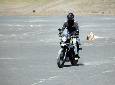 Aksi Si Ganteng Dikta Yovie & Nuno Touring Motor di Bromo