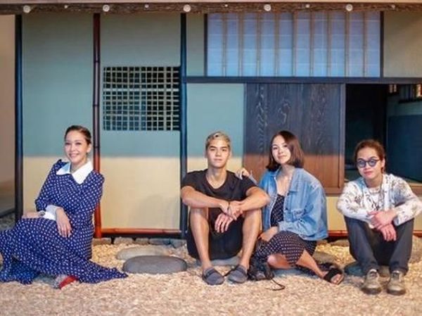 Gaya Maia Estianty Bersama Calon Mantu saat Liburan di Jepang