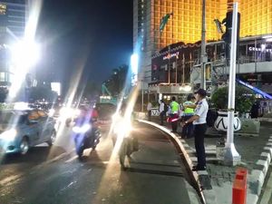 JPO Bundaran HI Mulai Dirobohkan, Lalin Resmi Ditutup JPO Bundaran HI Mulai Dirobohkan, Lalin Resmi Ditutup