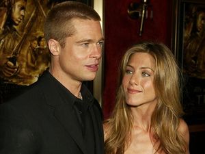 Gaun Perusak Pernikahan Brad Pitt-Jennifer Aniston