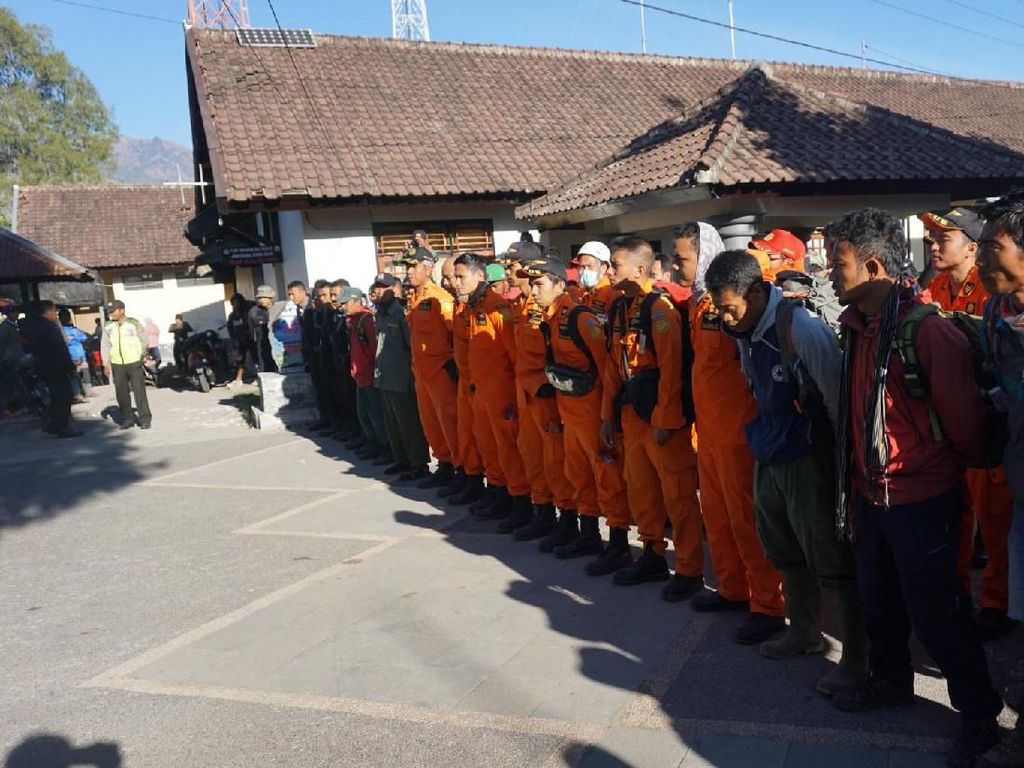 Foto Evakuasi Ratusan Pendaki yang Terjebak di Rinjani Dilanjut Foto Evakuasi Ratusan Pendaki yang Terjebak di Rinjani Dilanjut
