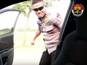Unik! Anggota Brimob Tiru Kiki Challenge untuk Imbau Pengendara