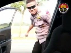 Unik! Anggota Brimob Tiru Kiki Challenge untuk Imbau Pengendara