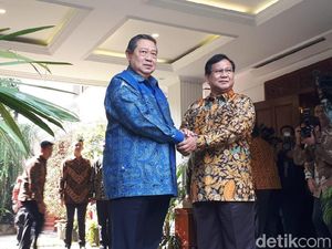 SBY Tiba, Giliran Prabowo yang Menyambut di Depan Rumah SBY Tiba, Giliran Prabowo yang Menyambut di Depan Rumah