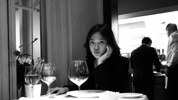 Mengintip Gaya Si Cantik Song Hye Kyo dengan Minuman Kesukaannya