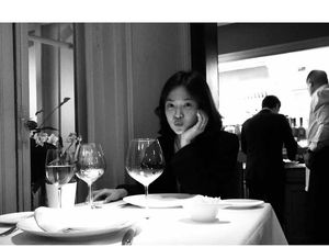 Mengintip Gaya Si Cantik Song Hye Kyo dengan Minuman Kesukaannya