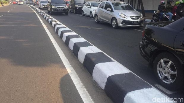 Anies Ungkap Alasan Pembatas Jalan Warna warni Kembali Anies Ungkap Alasan Pembatas Jalan Warna warni Kembali