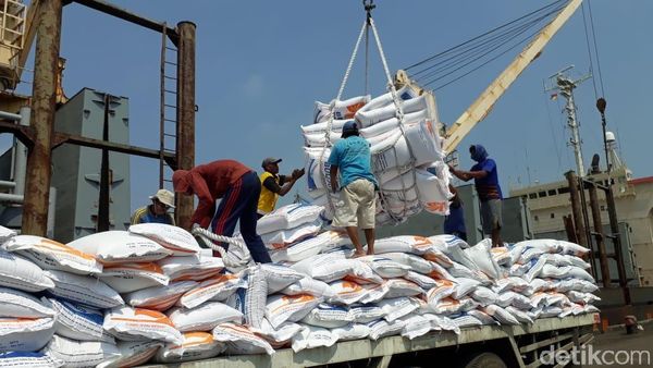 22.500 Ton Beras Impor Thailand Tiba di Cilegon