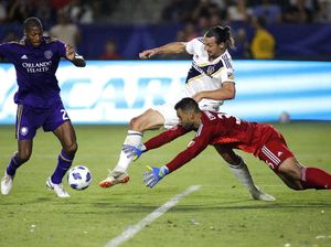 Merayakan Gol ke-500 Zlatan Ibrahimovic