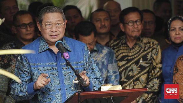 Ketua Umum Partai Demokrat, Susilo Bambang Yudhoyono bersama Ketua Umum Partai Gerimdra Prabowo Subianto memberikan keterangan pers usai pertemuan internal di kediaman kawasan Kertanegara, Jakarta, Senin, 30 Juli 2018. CNNIndonesia/Safir Makki