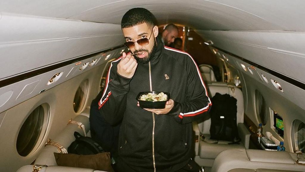 Begini Gaya Drake Saat Minum Champagne dan Makan Bareng Keluarga