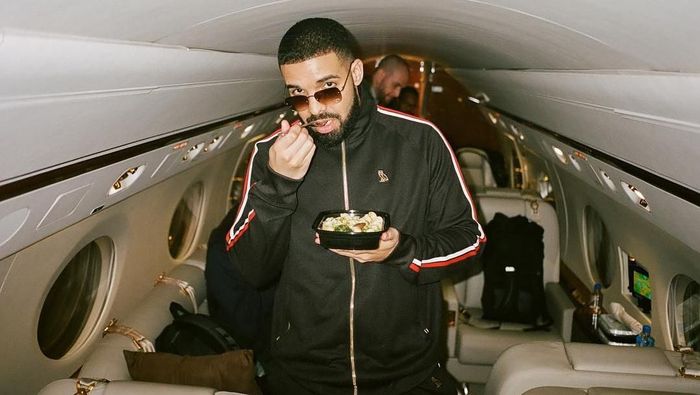 Pemain AS Roma dilarang selfie dengan rapper Drake (Instagram @champagnepapi) Pemain AS Roma dilarang selfie dengan rapper Drake (Instagram @champagnepapi)