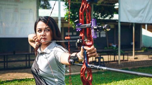 Dellie Threesyadinda, Pemanah Cantik Indonesia yang Hobi Traveling