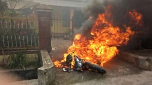 Penampakan Brutalnya Bentrok di Jambi, Mobil dan Motor Dibakar