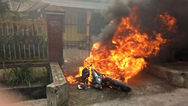 Penampakan Brutalnya Bentrok di Jambi, Mobil dan Motor Dibakar