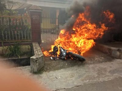 Penampakan Brutalnya Bentrok di Jambi, Mobil dan Motor Dibakar
