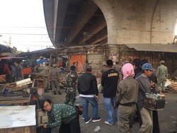 PKL di Kolong Flyover Arif Rahman Hakim Depok Dibongkar