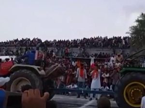 Video: Gudang Ambruk karena Dijejali Ratusan Orang Video: Gudang Ambruk karena Dijejali Ratusan Orang