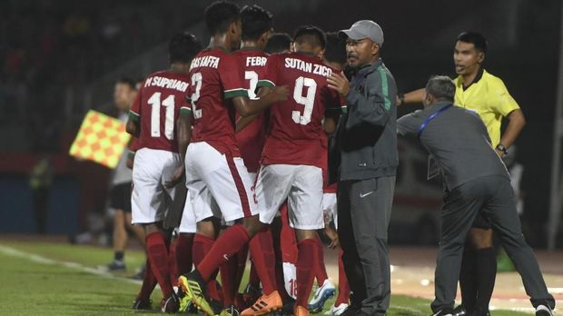 Timnas Indonesia saat mendapat instruksi dari Fakhri Husaini. (