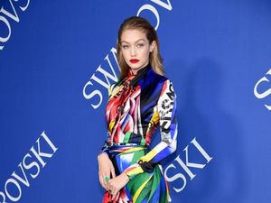 Foto: Dua Lipa & Gigi Hadid Pakai Baju Kembar, Siapa Paling Keren?