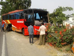 Sopir Ngantuk, City Car Ini Nyelonong Lalu Tabrak Bus