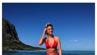 Melanie Da Cruz, seorang bintang televisi Prancis, kini menjadi kekasih penyerang MU, Anthony Martial. Mereka berkencan sejak 2016 (Instagram @melaniedacruzzoff)