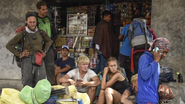 Wisatawan asing yang berhasil turun dari Gunung Rinjani saat terjadi gempa di pintu pendakian Bawaq Nau, Kecamatan Sembalun, Selong, Lombok Timur, NTB, Minggu (29/7).