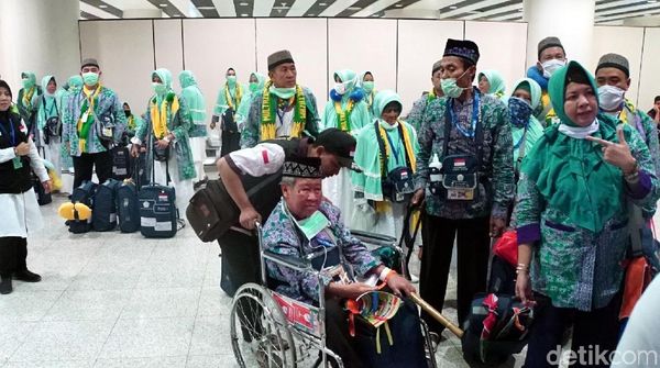 Jemaah Haji Gelombang Pertama Mendarat di Madinah
