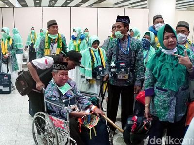 Jemaah Haji Gelombang Pertama Mendarat di Madinah
