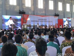 Ditemani TGB, Jokowi Bagikan Sertifikat Tanah untuk Warga Sumbawa