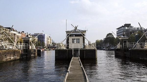 Ini Pos Jaga Jembatan atau Kamar Hotel Kekinian?