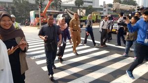 Potret Warga Menyeberang di Pelican Crossing Bundaran HI