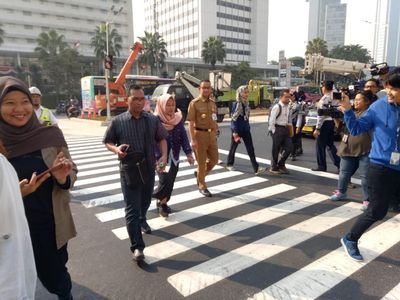 Potret Warga Menyeberang di Pelican Crossing Bundaran HI