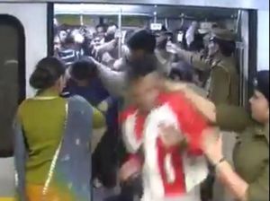 Pria Masuk ke Gerbong Wanita di Kereta, Keluarnya Ditabok Polisi