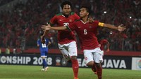 David Maulana merayakan golnya bersama Bagus Kahfi. Foto: Zabur Karuru/Antara Foto