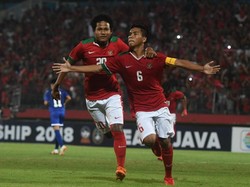 David Maulana merayakan golnya bersama Bagus Kahfi. Foto: Zabur Karuru/Antara Foto