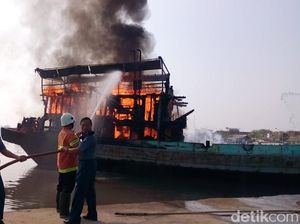 Kapal Pursin Bintang Samudra Terbakar di Pelabuhan Tegal