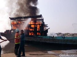 Kapal Pursin Bintang Samudra Terbakar di Pelabuhan Tegal