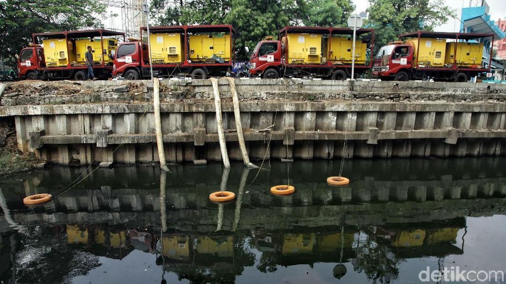 Begini Penampakan Mesin Pompa Penyedot Kali Item Begini Penampakan Mesin Pompa Penyedot Kali Item