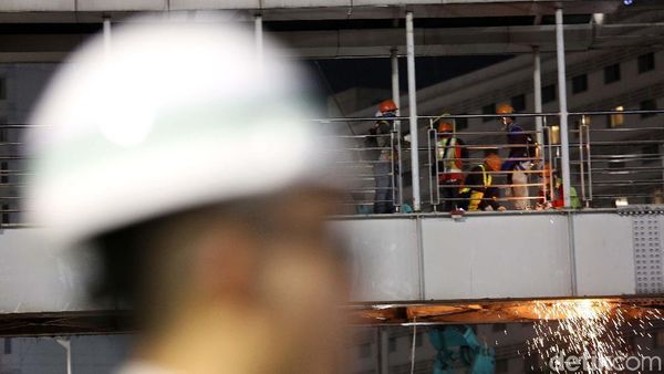 Detik-detik JPO Bundaran HI Mulai Dirobohkan