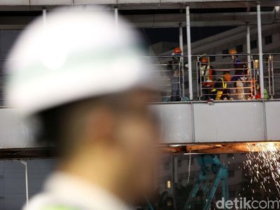 Detik-detik JPO Bundaran HI Mulai Dirobohkan