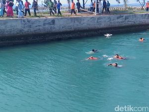 Video: Sandiaga Berenang Saat Berkantor di Kepulauan Seribu
