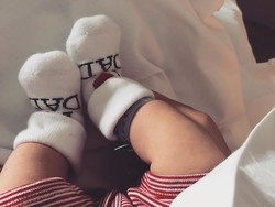 Swan Anthony Martial, begitulah nama bayi laki-laki Melanie dan Martial. Selamat berbahagia! (Instagram @melaniedacruzzoff)