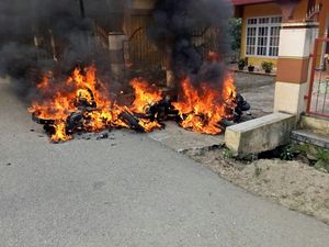 Video: Bentrokan Warga di Jambi, Banyak Motor Dibakar! Video: Bentrokan Warga di Jambi, Banyak Motor Dibakar!