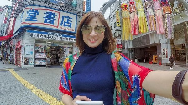 Gaya Kocak Chika Jessica kala Liburan di Jepang