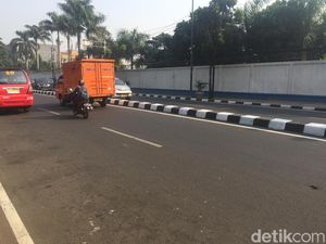 Cerita Lurah Soal Pembatas Jalan Warna-warni Balik Jadi Hitam Putih