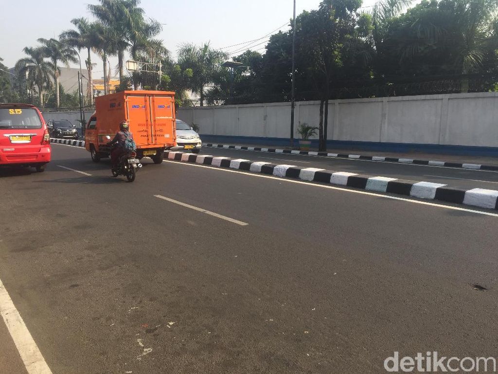 Cerita Lurah Soal Pembatas Jalan Warna-warni Balik Jadi Hitam Putih Cerita Lurah Soal Pembatas Jalan Warna-warni Balik Jadi Hitam Putih