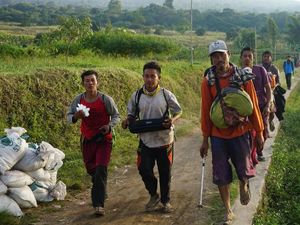 Video Ratusan Pendaki Rinjani Turun Gunung Usai Diguncang Gempa
