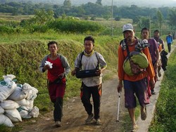 Video Ratusan Pendaki Rinjani Turun Gunung Usai Diguncang Gempa