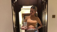 Namun kisah asmara Melanie dan Martial berawal kontroversial setelah dia dianggap merebut dari istri lama pemain 22 tahun itu. (Instagram @melaniedacruzzoff)